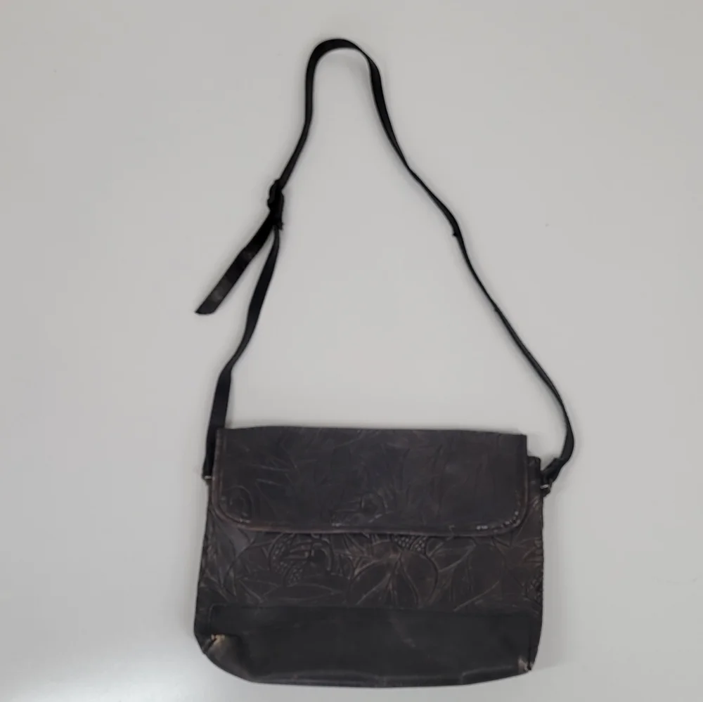 Vintage Debra Lynne‎ Tooled Leather Shoulder Bag Toucan Leaf Flap Closure Smooth